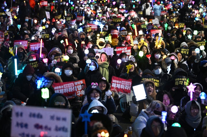 2024年12月、ペンライトやプラカードを手に、尹錫悦氏に大統領退陣を要求する人々