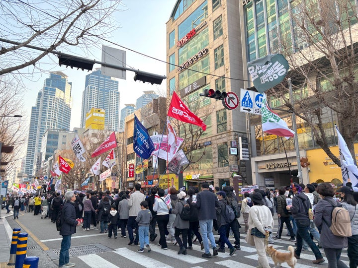 韓国・釜山で尹錫悦氏の罷免を求め、デモ行進する人々。子ども連れの家族や、犬を散歩しながら参加する人もいた(2025年3月撮影)