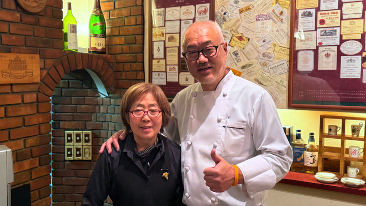 福島県いわき市『シェ・栗崎』での栗崎透さん（右）と栗崎容子さん（左）
