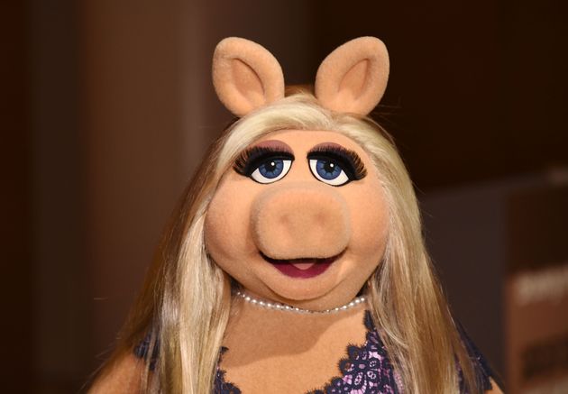 Miss Piggy Schools Us On The Art Of Taking Selfies (And Just About ...