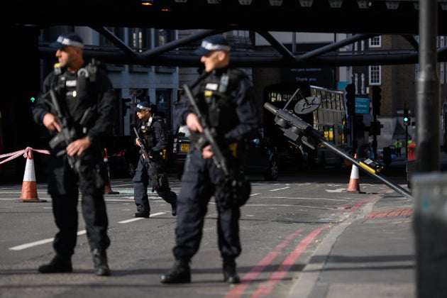 Policiais armados montam guarda no local na London Bridge onde terroristas arremeteram sua van contra pessoas, antes de descerem dela para esfaquear pessoas que curtiam a noite na vizinha Borough Market.