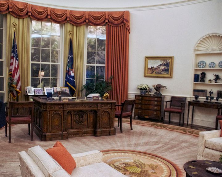 Donald Trump Already Redecorated The Oval Office, And Of Course The ...