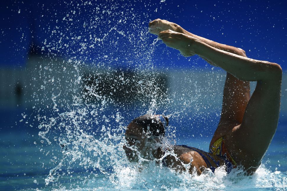 19 Photos That Show The Unbelievable Strength Of Synchronized Swimmers ...