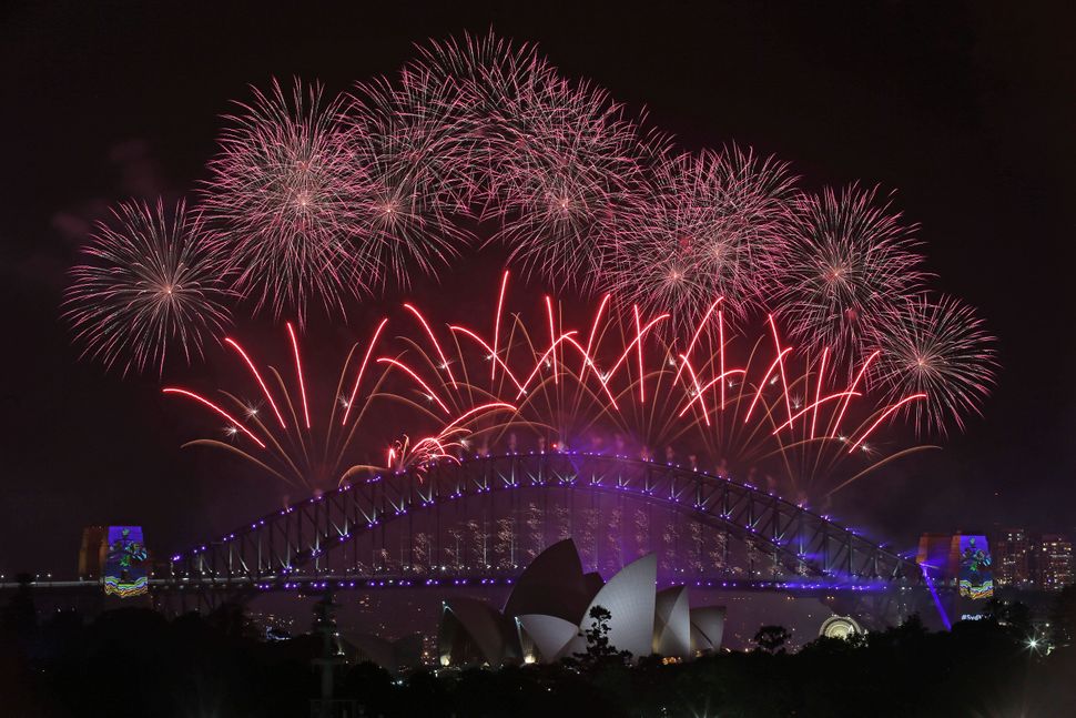 New Year's Eve: Sydney Harbour Bridge Lights Up 2017 With Spectacular ...